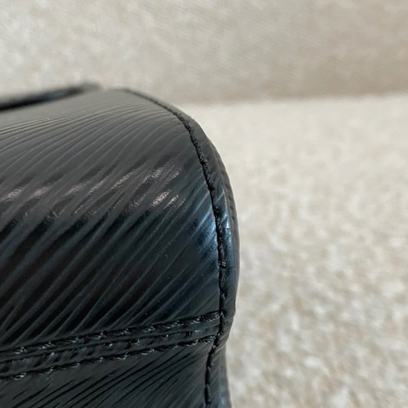 Authentic Louis Vuitton Twist MM Black Epi - Picture 9 of 13